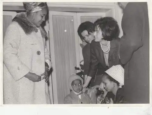 [Ansichtskarte] 5300 BONN, Empfang in der Botschaft GUINEA Januar 1964, Bundespräsident HEINRICH LÜBKE / Präsident AHMED SEKOU TOURE 1. Präsident Guineas, Präsidentengattin und weitere Offizielle, 4 großformatige Photos, 1 Photo in AK-Größe. 