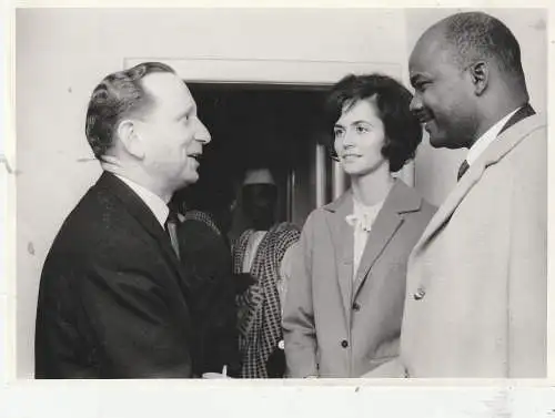 [Ansichtskarte] 5300 BONN, Empfang in der Botschaft GUINEA Januar 1964, Bundespräsident HEINRICH LÜBKE / Präsident AHMED SEKOU TOURE 1. Präsident Guineas, Präsidentengattin und weitere Offizielle, 4 großformatige Photos, 1 Photo in AK-Größe. 