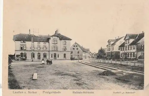 [Ansichtskarte] 7128 LAUFFEN Neckar, Blick vom Bahnhof auf das Postgebäude, die Bahnhofstrasse, den Gasthof "z. Bahnhof", Verlag Höchel. 