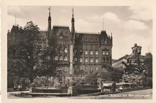 [Ansichtskarte] POMMERN - STETTEN / SZCZECIN, Rathaus mit Manzelbrunnen, Verlag Schöning. 