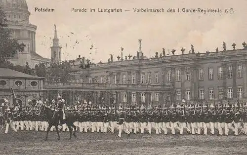 [Ansichtskarte] 0-1500 POTSDAM, Lustgarten, Vorbeimarsch des I. Garde - Regiments zu Fuß, 1915, Feldpost. 