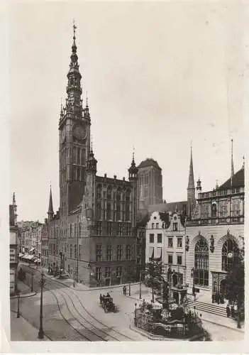 [Ansichtskarte] DANZIG - Rathaus und Umgebung, Langemarkt, Neptunsbrunnen, Artushof, Marienkirchturm, 1934,  DKV Deutscher Kunst Verlag. 
