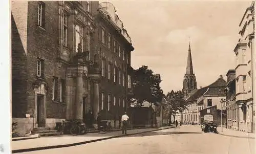 [Ansichtskarte] 4130 MOERS, Strassenansicht am Amtsgericht, 1938, kl. Einriss. 