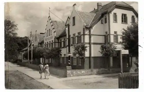 [Ansichtskarte] 0-2205 LUBMIN, FDGB Erholungsheim Philipp Müller, 1959, Wegweiser zur Eisdiele. 