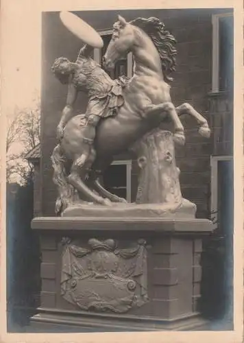 [Ansichtskarte] 4294 ISSELBURG - ANHOLT, Reiterstandbild vor dem Schloß. 