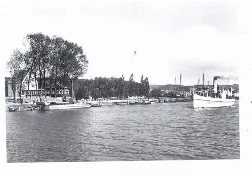 [Ansichtskarte] WESTPREUSSEN - TOLKMIT / TOLKMICKO, Hafenkrug Erlenwäldchen, Dampfer "TOLKMIT" fährt nach Kahlberg, Nachkriegskarte. 