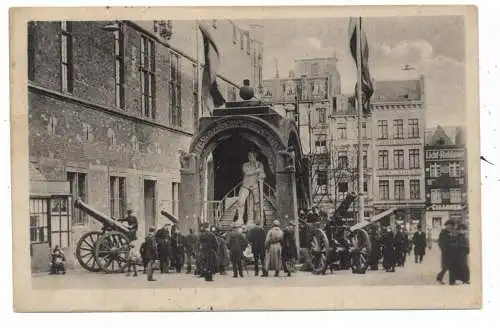 [Ansichtskarte] 5000 KÖLN, PATRIOTICA 1. Weltkrieg, Der Kölnische Bauer in Eisen vor dem Gürzenich, erbeutete Kanonen, 1915. 