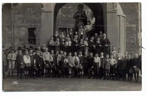 [Ansichtskarte] 5000 KÖLN, PATRIOTICA 1. Weltkrieg, Der Kölnische Bauer in Eisen vor dem Gürzenich, Schulklasse. 