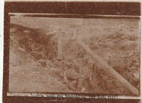 [Ansichtskarte] PL 06-300 PRZASNYSZ / PEZASSNITZ, 1. Weltkrieg, 2. Schlacht Juli 1915, eroberter russischer Schützengraben, tote Soldaten, Photo 11,7 x 8,2 cm. 