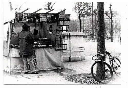 [Ansichtskarte] F 75000 PARIS, Kiosque / Kiosk, Photo 17,7 x 12,7 cm, ca. 1969 / 1970. 