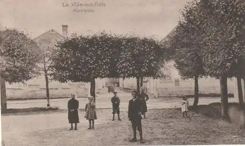 [Ansichtskarte] F 10500 LA VILLE AUX BOIS, 1. Weltkrieg, Marktplatz, Kinder / Enfants, 1916, Feldpost. 