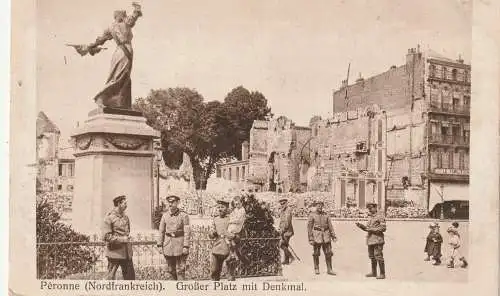 [Ansichtskarte] F 80200 PERONNE, 1. Weltkrieg, Deutsche Soldaten am Grossen Platz / Grand Place, Verlag Rotophot. 