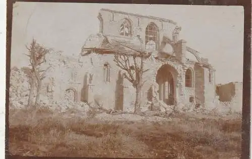 [Ansichtskarte] F 02... AISNE, 1. Weltkrieg, zerstörte Kirche Nähe Laon, 1916, Photo 8,7 x 6,1 cm. 