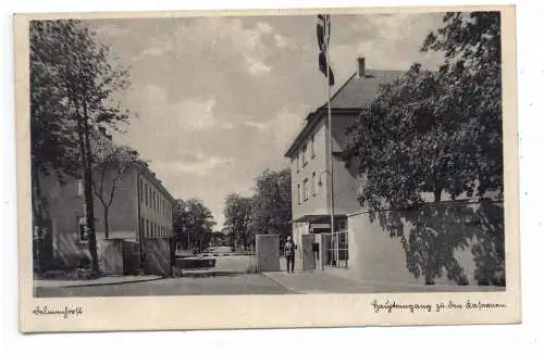 [Ansichtskarte] 2870 DELMENHORST, Haupteingang zu den kasernen, 1943, NS - Beflaggung. 