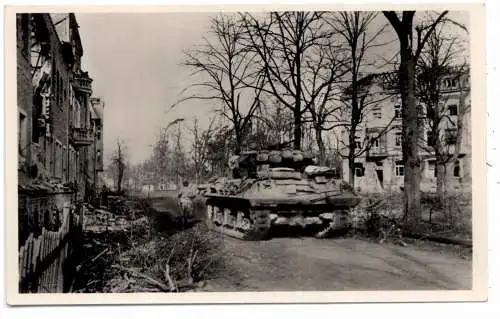 [Ansichtskarte] 5170 JÜLICH, 24. Februar 1945, Amerikanischer Panzer rückt am Probst-Bechte-Platz vor. 
