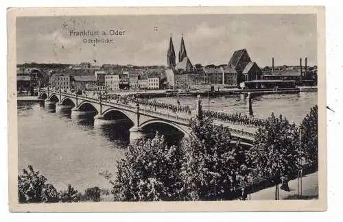 [Ansichtskarte] 0-1200 FRANKFURT / Oder, Militäreinheit auf der Oderbrücke. 