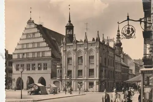 [Ansichtskarte] 0-22 GREIFSWALD, Rathaus, Wochenmarkt,  Verlag Schneider - Neustrelitz, 1957. 