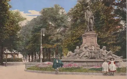 [Ansichtskarte] F 68000 COLMAR, Bruatdenkmal / Amiral Bruat, Kinder, coloriert, 1908, Verlag Trinks. 