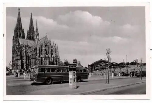 5000 KÖLN, Busbahnhof unterhalb des Kölner Domes, 50er Jahre