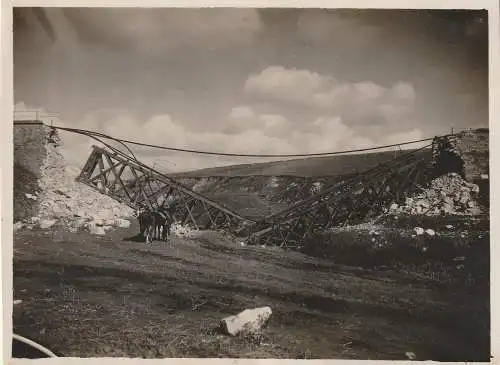 [Ansichtskarte] NEUMARK - BOBERSBERG - DYCHOW / BOBROWICE - DYCHOW, von den Russen zerstörte Boberbrücke, Photo 11,5 x 8,6 cm. 