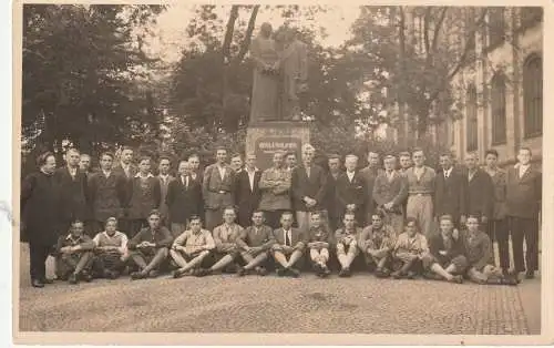 5000 KÖLN, KOLPING, Besuchergruppe vor dem Kolping Denkmal, 1932