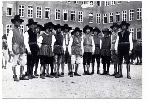 [Ansichtskarte] WESTPREUSSEN - TOLKMIT / TOLKMICKO, Tolkemiter Fischer in Festtracht, Nachkriegskarte. 