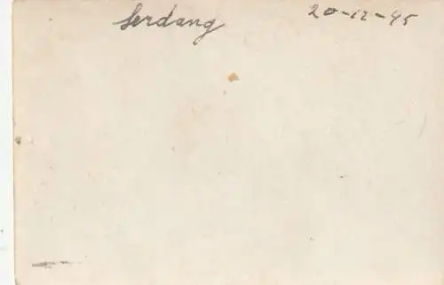 [Ansichtskarte] MILITÄR - INDONESIEN / INDONESIA 1945, Niederländsche Truppen in Serdang, 4 Photos, 3 x 8,3 x 5,5 cm, 1 x 11,5 x 8,4 cm. 