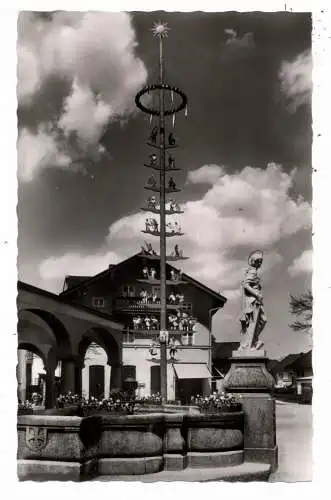 [Ansichtskarte] 8210 PRIEN / Chiemsee, Katharinabrunnen mit Maibaum, Verlag Simon. 