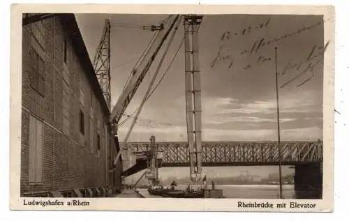 [Ansichtskarte] 6700 LUDWIGSHAFEN, Rheinbrücke mit Elevator / Lastenkran, Frachtschiff. 