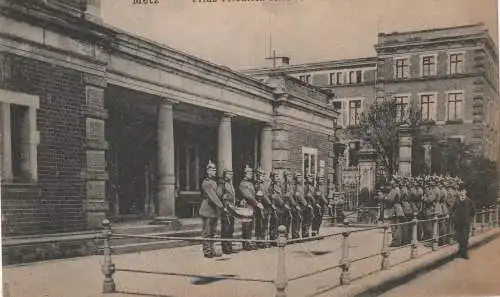 [Ansichtskarte] F 57000 METZ, Prinz - Friedrich - Karl - Kaserne, Ablösung der Wache, 1915. 