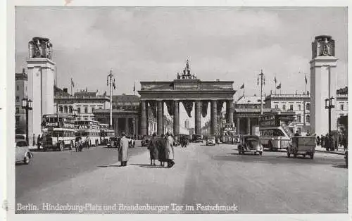 1000 BERLIN, BRANDENBURGER TOR im Festschmuck (NS-Beflaggung), Hindenburg-Platz, Oldtimer