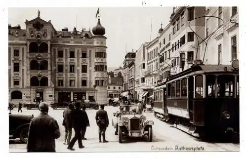 [Ansichtskarte] A 4810 GMUNDEN, Rathausplatz, Strassenbahn, Oldtimer - Lancia Lambda. 