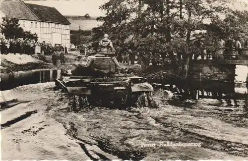 [Ansichtskarte] MILITÄR - BUNDESWEHR , PANZER / TANK M47, Flußdurchquerung, 1961. 