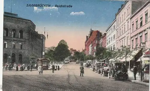 [Ansichtskarte] 6600 SAARBRÜCKEN, Reichstrasse, Taxen, Strassenbahn - Haltestelle, Verlag Rithausen. 