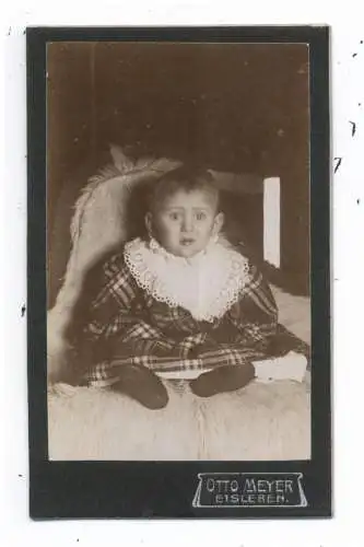 [Ansichtskarte] KINDER / CHILDREN, CDV - Hartphoto, Kleinkind auf weissem Fell, Photograph Otto Meyer, Eisleben. 