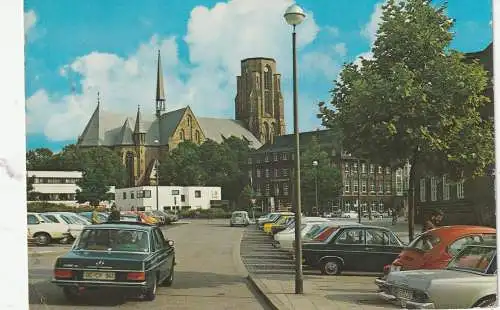 [Ansichtskarte] 4650 GELSENKIRCHEN - BUER, St. Urbanus Kirche, Oldtimer - MERCEDES - BENZ, VW - Käfer, AUDI... 