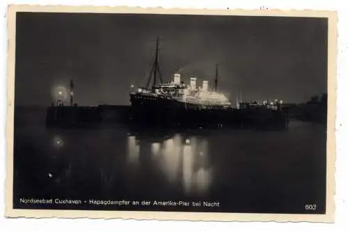 [Ansichtskarte] 2190 CUXHAVEN, HAPAG - Dampfer an der Amerika - Pier bei Nacht. 