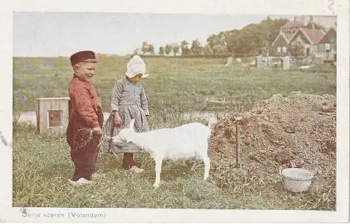 PHOTOGRAPHIE - MIETHE, Serie Niederlande #32, Geitje voeren (Volendam)
