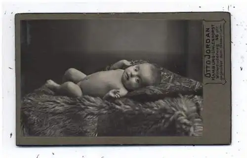 [Ansichtskarte] KINDER / CHILDREN, CDV - Hartphoto, Nacktes Baby auf einem Fell, Photograph Otto Jordan - Hamburg - Uhlenhorst. 