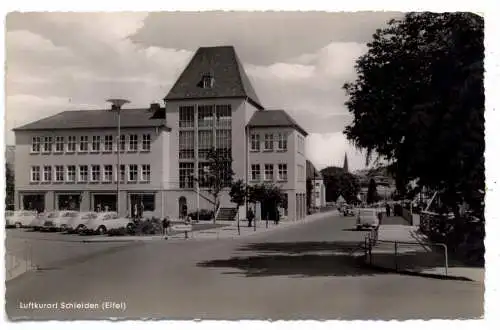 [Ansichtskarte] 5372 SCHLEIDEN, Rathaus und Umgebung, VW - Käfer. 