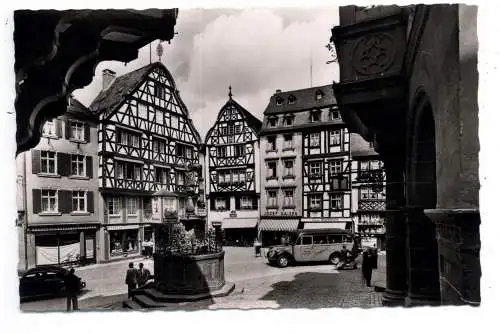 [Ansichtskarte] 5550 BERNKASTEL - KUES, Marktplatz, Omnibus, VW - Käfer. 