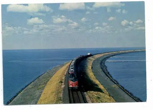 [Ansichtskarte] 2280 SYLT, Diesellok auf dem  Hindenburgdamm. 