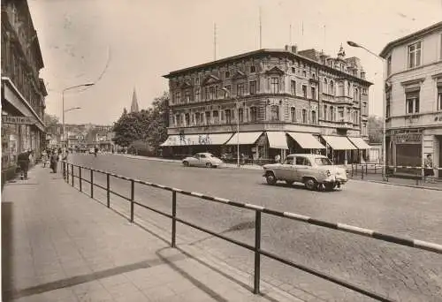 0-3250 STASSFURT, Bahnhof, Karl - Marx - Strasse. Oldtimer