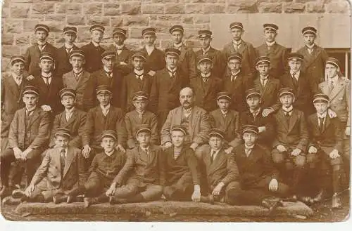SCHULE / SCHOOL - Klassenfoto mit Lehrer, Schuluniformen