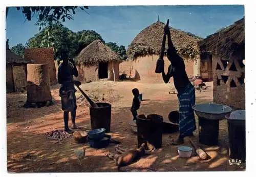 [Ansichtskarte] VÖLKERKUNDE / ETHNIC - Dorfszene, Westafrika. 