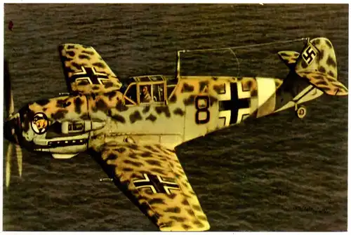 Jagdflugzeug ME 109 in Tarnlackierung über dem Meer (Reprint eines alten Fotos als Postkarte)