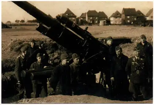 Bedienungsmannschaft einer 8,8 cm-Flak am Rand von Dorsten 1943 (Reprint eines alten Fotos als Postkarte)