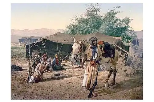 Altes Photochrome-Farbfoto Beduinengruppe vor ihrem Zelt (Neudruck als Postkarte)