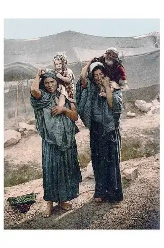 Altes Photochrome-Farbfoto 2 Beduinenfrauen mit Kindern vor Zelt (Neudruck als Postkarte)