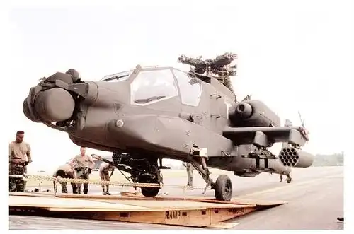 Farbfoto Apache Kampfhubschrauber vor Verladung in Flugzeug (Neudruck als Postkarte)